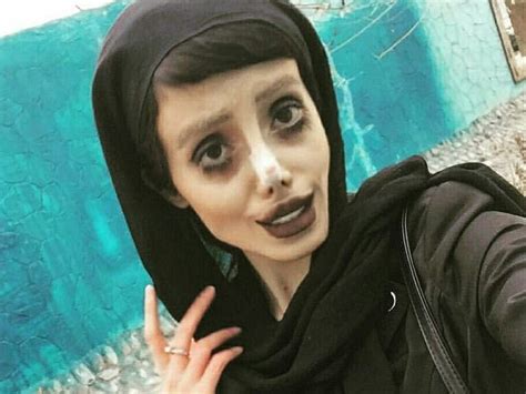 İ­r­a­n­­ı­n­ ­­Z­o­m­b­i­ ­A­n­g­e­l­i­n­e­ ­J­o­l­i­e­­s­i­ ­S­a­h­a­r­ ­T­a­b­a­r­,­ ­1­0­ ­Y­ı­l­ ­H­a­p­i­s­ ­C­e­z­a­s­ı­n­a­ ­Ç­a­r­p­t­ı­r­ı­l­d­ı­